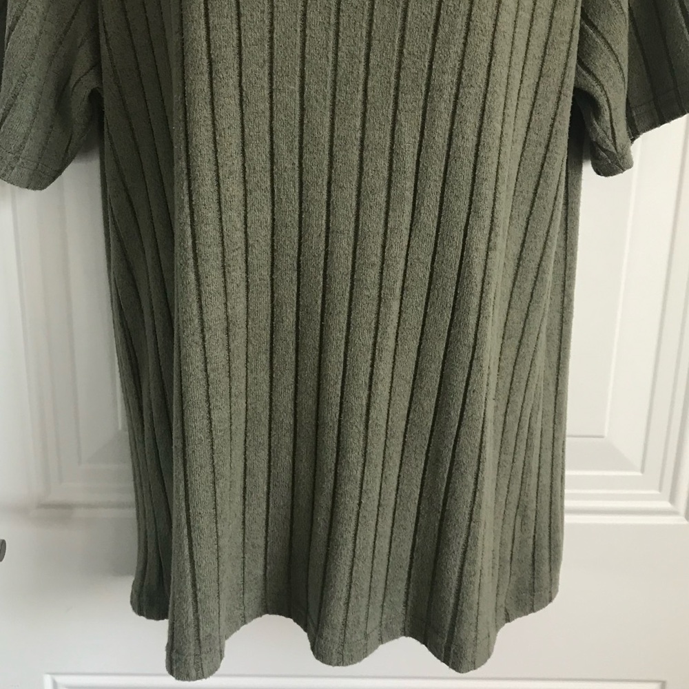 🔴 4/$15 Unbranded Women’s M Olive Green Ribbed Crewneck Short Sleeve Top in EUC - Picture 11 of 16